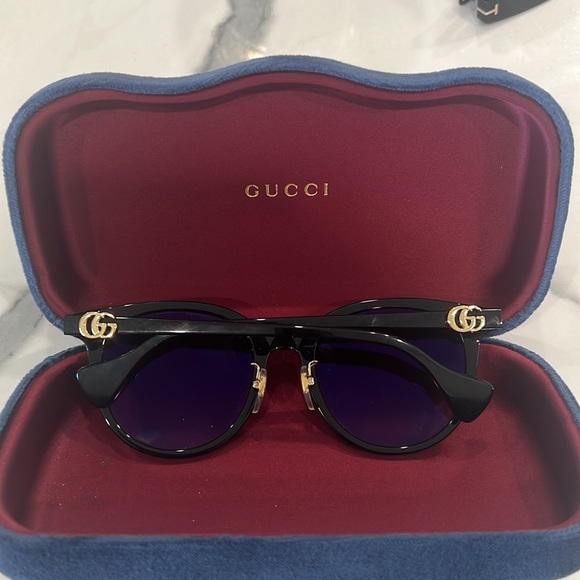 Like new Gucci 54mm gradient polarized cat eye sunglasses with case - Picture 3 of 5